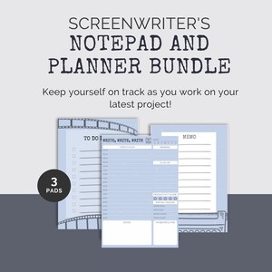Peut inclure: Un ensemble de trois blocs-notes et planificateurs bleus et blancs avec un motif de pellicule. Les blocs-notes sont intitulés "Write, Write, Write" et comprennent une liste de choses à faire, le plan du jour, des notes et une section mémo. Les blocs-notes sont conçus pour les scénaristes.