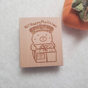 Kleiner Bär Postbote Happy Mail Stempel aus Holz