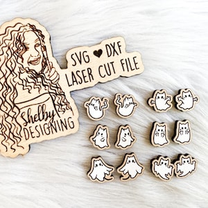 Pode incluir: Um conjunto de 10 formas de fantasmas de madeira cortadas a laser. Os fantasmas estão em várias poses e são perfeitos para projetos de artesanato. A imagem também inclui uma placa que diz "SVG ♥ DXF LASER CUT FILE" e um retrato de uma mulher com o texto "Shelby Designing".