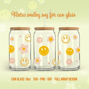 Puede incluir: Tres vasos de lata de vidrio de 473 ml con un diseño retro de carita sonriente, flores y signo de paz. Los vasos tienen tapas de madera y están listos para un diseño de envoltura completa.