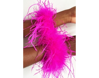 Magentarosa strutsfjädermanschetter, ljusrosa fjädermanschetter, fluffig fjädermanschett från 90-talet, art déco-brudfjädermanschetter, Great Gatsby-manschetter