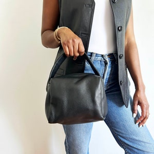 Sac en cuir souple minimaliste, poignée sur le dessus en cuir noir, sac carré en cuir noir, sac porté main en cuir noir, sac unisexe en cuir noir