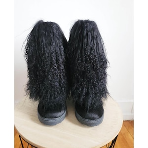 Black Shearling Fur Boots Size 6, Fits like a 5 or 5.5, Furry Winter Boots