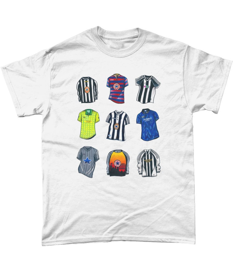 Camiseta gráfica de aficionados del Newcastle United con kits vintage (unisex) imagen 1