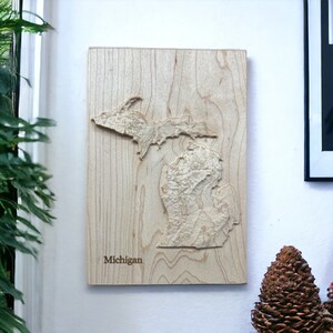 Carte du Michigan | Carte en relief en bois sculpté | Carte topographique 3D en bois | Cadeau unique d'anniversaire de mariage pour pendaison de crémaillère | Cadeau du Michigan