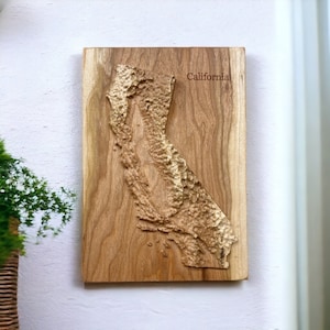 Carte de la Californie | Carte en relief en bois sculpté | Carte topographique 3D en bois | Cadeau unique d'anniversaire de mariage pour pendaison de crémaillère | Californie