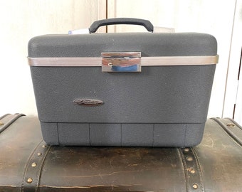 Sears Forecast Gray Train Case with Original Key, Mirror, Tray and Zipper Storage Pouch