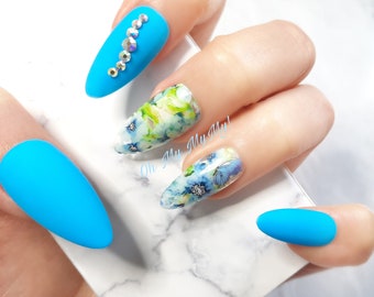 Juego de uñas BLUE FLOWER / Uñas azules / Uñas de primavera / Prensa de lujo en las uñas / Uñas falsas / Esmalte de uñas de gel personalizado / Glue On Nails Art / Regalo para ella