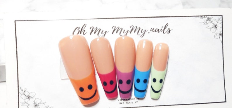 SMILEY Nagels Set Gelukkig gezicht druk op nagels Effen kleur nagel Franse tip nagels Luxe pers op nagel Regenboog Nagel Cadeau voor haar afbeelding 2