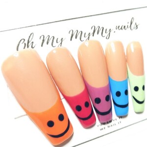 SMILEY Nagels Set Gelukkig gezicht druk op nagels Effen kleur nagel Franse tip nagels Luxe pers op nagel Regenboog Nagel Cadeau voor haar afbeelding 3