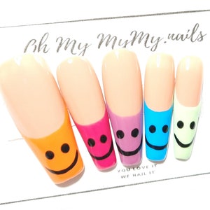 SMILEY Nagels Set Gelukkig gezicht druk op nagels Effen kleur nagel Franse tip nagels Luxe pers op nagel Regenboog Nagel Cadeau voor haar afbeelding 1