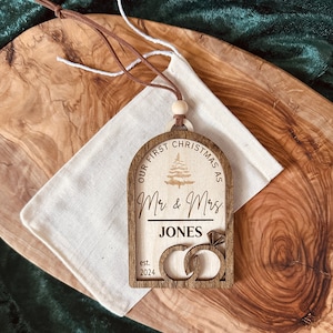 Décoration personnalisée Mr et Mme 2024 - 2025 | Notre premier mariage à Noël | Décoration de Noël personnalisée pour jeunes mariés | Porte-cartes cadeau
