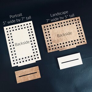 Op de afbeelding: Twee houten fotolijsten met een gestippelde rand en de woorden "Backside" erop gedrukt. De lijsten zijn 12,7 cm breed en 17,8 cm hoog en 17,8 cm breed en 12,7 cm hoog. De lijsten liggen op een donkerblauw oppervlak.