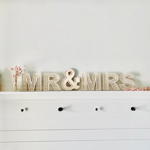 Letrero de boda para Sr. y Sra. / Decoración de mesa con corazones / Letras de pie de ratán de caña / Letrero de mesa principal de madera / Letras bohemias / Boda de terracota