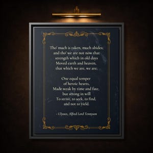 Puede incluir: Obra de arte enmarcada con una cita del poema "Ulises" de Alfred Lord Tennyson. El texto blanco sobre un fondo oscuro, enmarcado con un borde decorativo dorado. Una lámpara dorada está montada encima de la obra de arte.