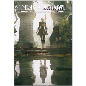 Peut inclure: Une jaquette de jeu vidéo représentant deux personnages dans un décor en ruine et envahi par la végétation. Le titre "NieR:Automata BECOME AS GODS EDITION" est affiché en haut de l'image.