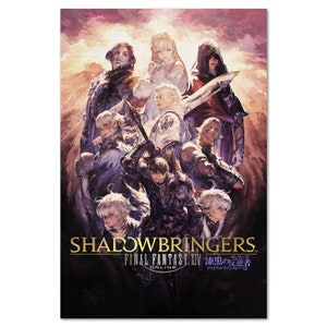 Puede incluir: Un póster para la expansión Shadowbringers de Final Fantasy XIV Online. El póster presenta un grupo de personajes del juego, incluyendo un guerrero, un mago y un sanador. Los personajes están de pie frente a un fondo oscuro y arremolinado. El texto "Shadowbringers" está escrito en letras grandes y en negrita en la parte superior del póster. El texto "Final Fantasy XIV Online" está escrito en letras más pequeñas debajo del título. El texto "暁月のフィナーレ" está escrito en japonés debajo del título.
