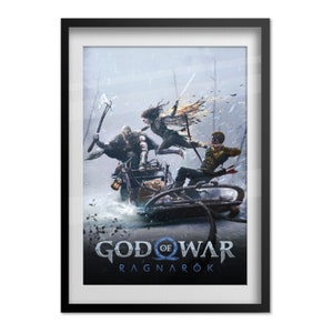 Op de afbeelding: Een poster voor de videogame God of War Ragnar&ouml;k. De poster toont een besneeuwd landschap met drie figuren die in een slee rijden. De figuren zijn Kratos, Atreus en Freya. De poster is omlijst in zwart.