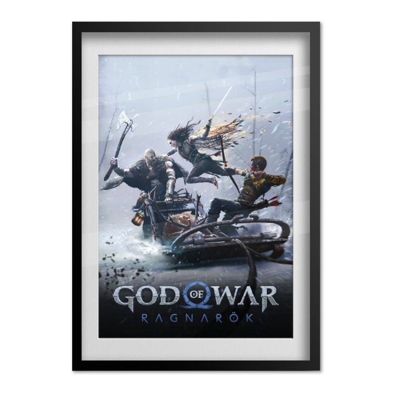 Op de afbeelding: Een poster voor de videogame God of War Ragnar&ouml;k. De poster toont een besneeuwd landschap met drie figuren die in een slee rijden. De figuren zijn Kratos, Atreus en Freya. De poster is omlijst in zwart.