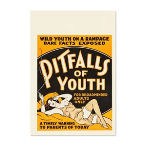 Puede incluir: Un cartel de película vintage con un esquema de color amarillo y negro. El cartel anuncia una película llamada "Pitfalls of Youth" y presenta a una mujer acostada en una cama. El texto en el cartel dice "Wild Youth on a Rampage, Bare Facts Exposed, For Broadminded Adults Only, A Timely Warning to Parents of Today."