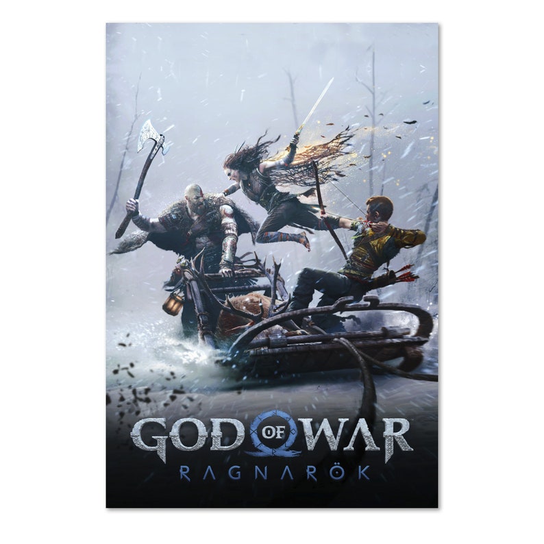 Op de afbeelding: Een poster voor de videogame God of War Ragnar&ouml;k. De poster toont Kratos, Atreus en Freya die op een slee door een besneeuwd bos rijden. De titel van de game staat onderaan de poster.
