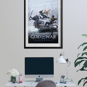 Op de afbeelding: Een poster met de cover van de videogame God of War Ragnarok. De poster toont drie personages, Kratos, Atreus en Freya, die op een slee door een besneeuwd landschap rijden. De titel "God of War Ragnarok" staat onderaan de poster.