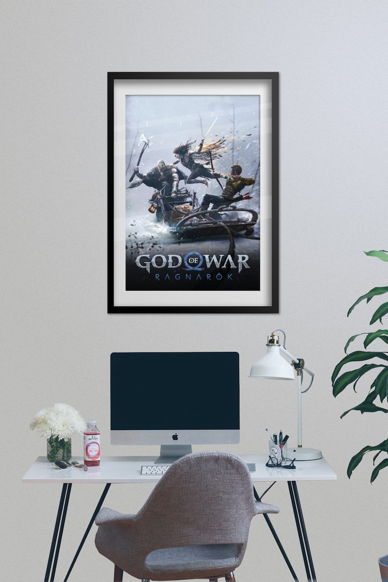 Op de afbeelding: Een poster met de cover van de videogame God of War Ragnarok. De poster toont drie personages, Kratos, Atreus en Freya, die op een slee door een besneeuwd landschap rijden. De titel "God of War Ragnarok" staat onderaan de poster.