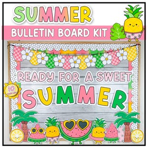 Puede incluir: Un kit de tablero de anuncios de verano con un esquema de color rosa, verde y amarillo. El kit incluye una pancarta con margaritas, un título que dice "Listo para un dulce verano", y varios recortes de sandía, piñas y limones.