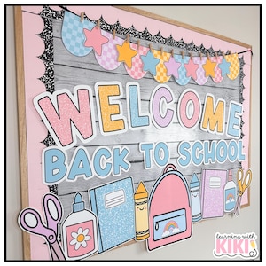 Peut inclure: Tableau d'affichage scolaire aux couleurs pastel avec l'inscription "WELCOME BACK TO SCHOOL". Le tableau pr&eacute;sente des d&eacute;coupes de fournitures scolaires, dont un sac &agrave; dos, des cahiers, des ciseaux et de la colle. Une banni&egrave;re d'&eacute;toiles et des bords festonn&eacute;s ajoutent une touche d&eacute;corative.