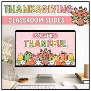 Puede incluir: Una pantalla de ordenador que muestra una diapositiva de clase con temática de Acción de Gracias con el texto "So Very Thankful". La diapositiva presenta un pavo de dibujos animados, calabazas y un pastel.