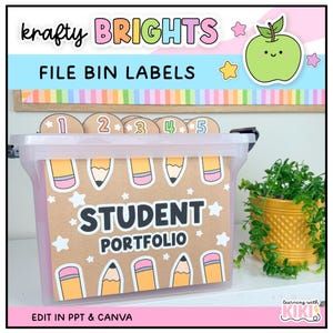 Op de afbeelding: Een doorzichtige plastic opbergbak met mappen met genummerde tabbladen van 1 tot 5. De voorkant heeft een label met de tekst "STUDENT PORTFOLIO", omringd door een patroon van gele potloden en witte sterren op een lichtbruine achtergrond.