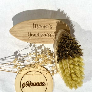 Könnte beinhalten: Eine Holzbürste mit Naturborsten, beschriftet mit "Mama's Gemüsebürste" und "g.Rauco Est. 2021".