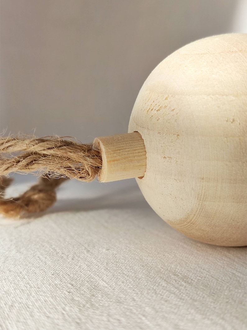 Weihnachtskugel aus Holz graviert, zum Aufhängen am Tannenbaum