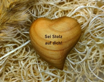 Holzherz, "Sei stolz auf dich!" Gravur, Laubholz, Handschmeichler, Mutmacher, Geschenk, Deko, personalisiert, graviert, rund