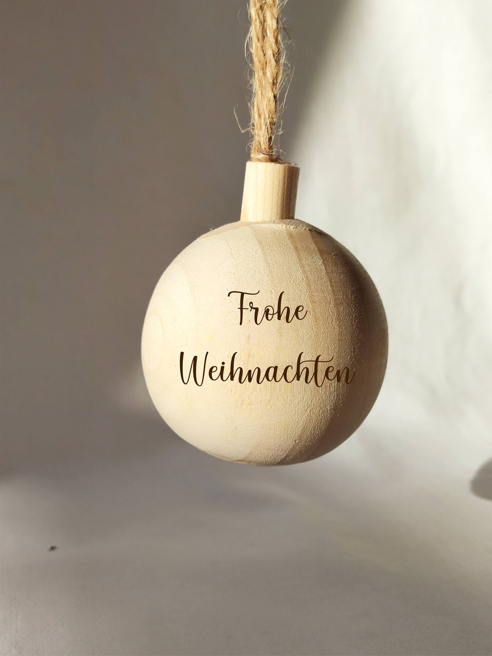 Weihnachtskugel aus Holz graviert, zum Aufhängen am Tannenbaum