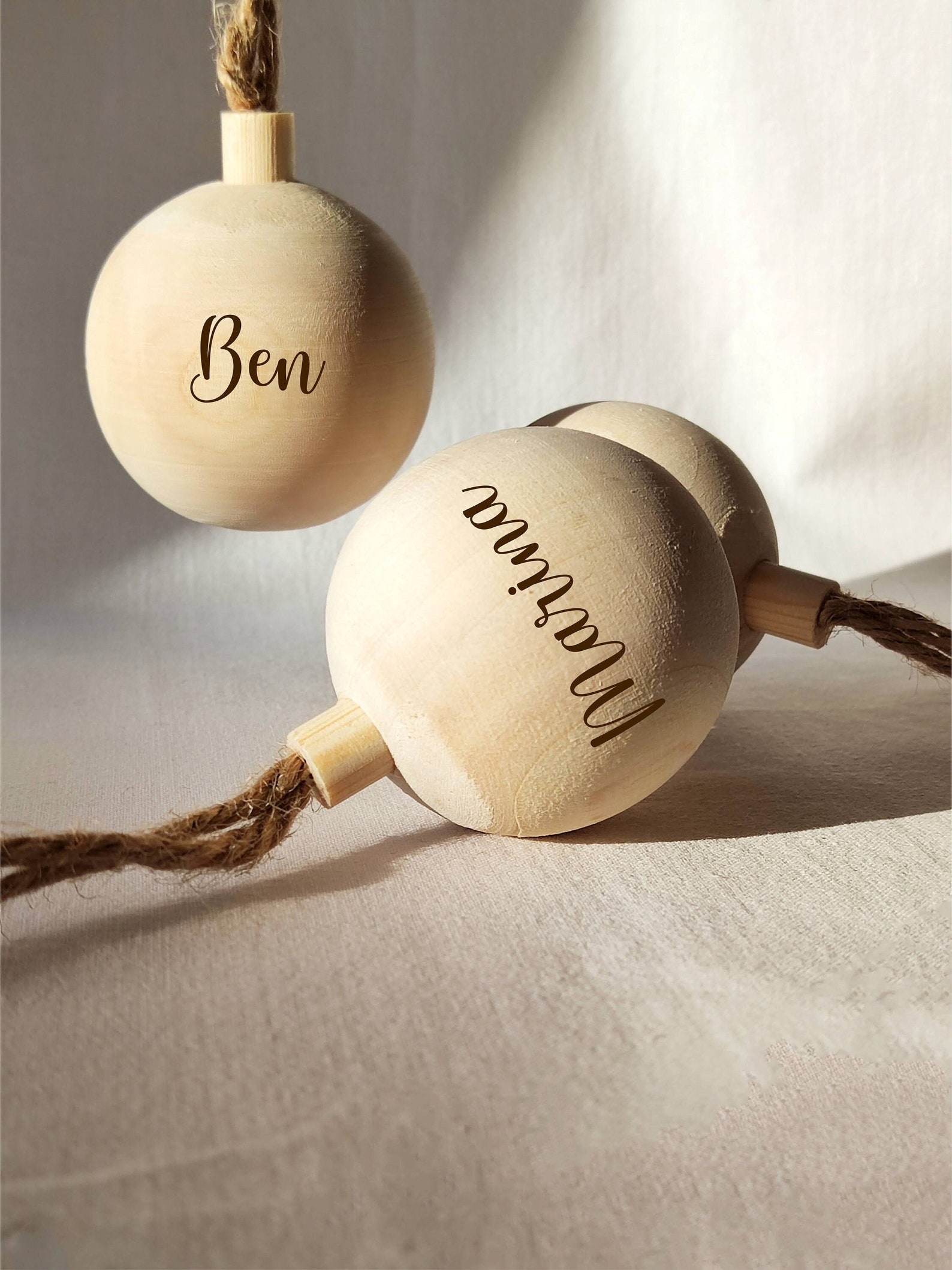 Weihnachtskugel aus Holz graviert, zum Aufhängen am Tannenbaum