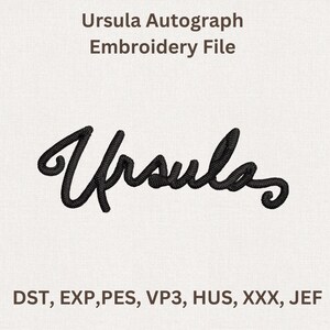 Puede incluir: Un archivo de bordado con el nombre "Ursula" en escritura cursiva negra. El texto "Ursula Autograph Embroidery File" est&aacute; encima del nombre. Debajo del nombre est&aacute;n los formatos de archivo: DST, EXP, PES, VP3, HUS, XXX, JEF.