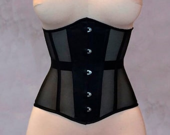 Può includere: Un corsetto in mesh nero con bordino in raso e sei ganci e occhielli metallici sul davanti. Il corsetto è su un manichino.