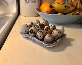 Bandeja de cerámica para huevos de codorniz hecha a mano, decoración rústica para cocina.