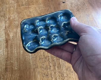 Bandeja de cerámica para huevos de codorniz hecha a mano, decoración rústica para cocina.