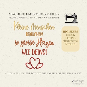 Könnte beinhalten: Digitale Maschinenstickdateien mit dem deutschen Text "Kleine Menschen brauchen so grosse Herzen wie Deins!" in Gold und Rot. Das Bild zeigt eine Nähmaschinen-Grafik und zwei rote Herzen. Erhältlich in verschiedenen Größen und Dateiformaten.