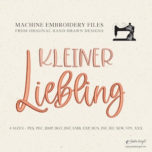 Puede incluir: Un diseño digital para bordado a máquina. El diseño presenta la palabra "KLEINER Liebling" en una fuente de escritura, en un color naranja melocotón cálido. La imagen también incluye el texto "MACHINE EMBROIDERY FILES FROM ORIGINAL HAND DRAWN DESIGNS".