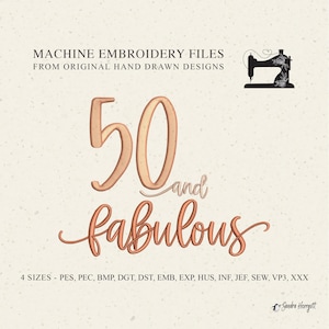 以下が含まれることがあります： ミシン刺繍用のデジタルデザイン。テキストは「50 and fabulous」と筆記体で書かれており、「50」の数字は大きく、様式化されたフォントで表示されています。ミシンとデザイナーのサインのグラフィックが含まれています。