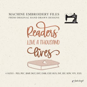 Puede incluir: Archivo de diseño de bordado a máquina para un libro con el texto "Readers live a thousand lives". El diseño es de color rosa melocotón e incluye un pequeño corazón en el libro. El diseño está disponible en 4 tamaños y 13 formatos.