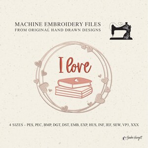 Puede incluir: Diseño de bordado a máquina con el texto I love sobre una pila de dos libros, encerrado en un marco circular decorado con corazones pequeños. El diseño incluye un icono de máquina de coser y el texto MACHINE EMBROIDERY FILES FROM ORIGINAL HAND DRAWN DESIGNS y 4 SIZES - PES, PEC, BMP, DGT, DST, EMB, EXP, HUS, INF, JEF, SEW, VP3, XXX.