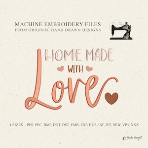 Könnte beinhalten: Ein Stickmuster für die Maschine mit den Worten "HOME MADE WITH LOVE" in Schreibschrift, begleitet von Herzmotiven und einer Nähmaschinenillustration. Das Design enthält auch den Text "MACHINE EMBROIDERY FILES FROM ORIGINAL HAND DRAWN DESIGNS".