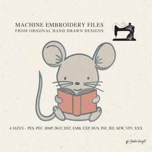 Peut inclure: Fichier de broderie machine représentant une souris de dessin animé lisant un livre. La souris est grise avec de grandes oreilles et des moustaches, tenant un livre rouge. Le texte "MACHINE EMBROIDERY FILES FROM ORIGINAL HAND DRAWN DESIGNS" est inclus.