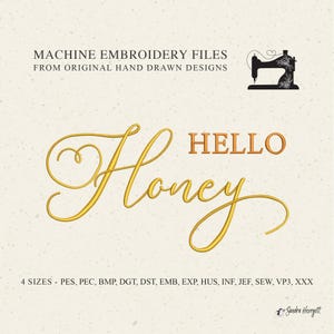 Può includere: Un design digitale con le parole "Hello Honey" in oro. L'immagine include una grafica di macchina da cucire e testo che indica che si tratta di file di ricamo a macchina da disegni originali disegnati a mano. Sfondo beige.