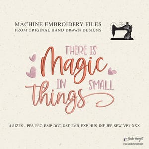 Puede incluir: Diseño digital para bordado a máquina. La imagen presenta el texto "There is Magic in Small Things" en una fuente de escritura, con acentos de corazón. También incluye un gráfico de máquina de coser e información de formato de archivo.
