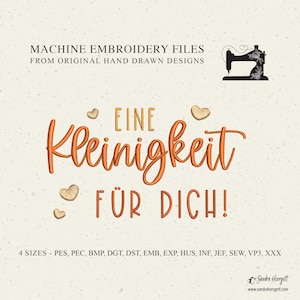 Op de afbeelding: Een digitaal ontwerpbeeld met de tekst "Eine Kleinigkeit FÜR DICH!" in oranje script, vergezeld van kleine hartvormen. De afbeelding bevat ook de tekst "MACHINE EMBROIDERY FILES FROM ORIGINAL HAND DRAWN DESIGNS".